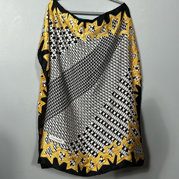 ❌Tiffany & Co. Silk Black, white and gold Star chain hand rolled square scarf - Picture 4 of 14